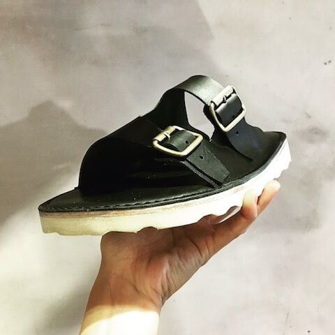 “雙釦手工室外拖鞋”