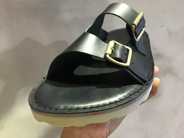 “雙釦手工室外拖鞋”