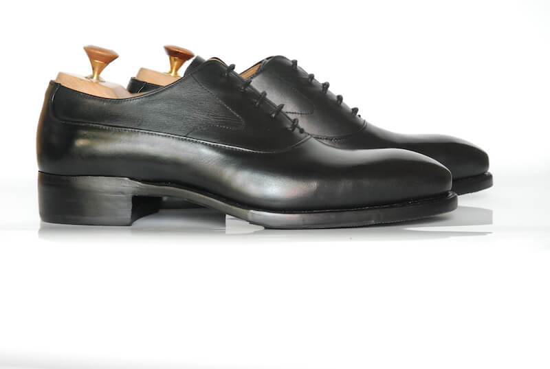 “黑色無飾牛津紳士鞋”