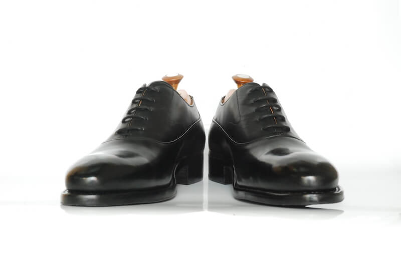 “黑色無飾牛津紳士鞋”