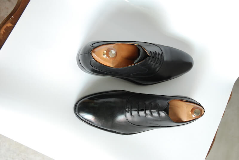 “黑色無飾牛津紳士鞋”