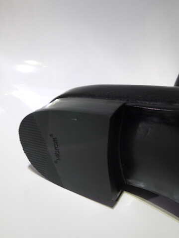 “黑色查卡靴”