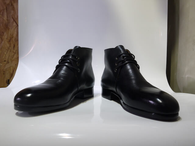 “黑色查卡靴”