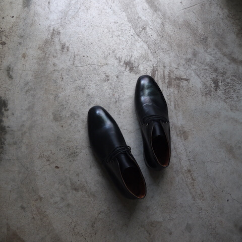 “黑色查卡靴”