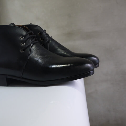 “黑色查卡靴”