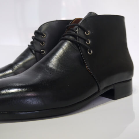 “黑色查卡靴”