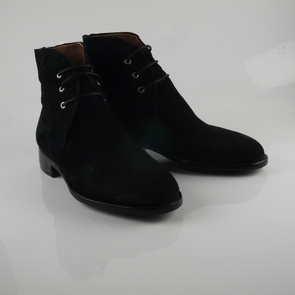 “黑色麂皮手工三孔查卡靴”=""