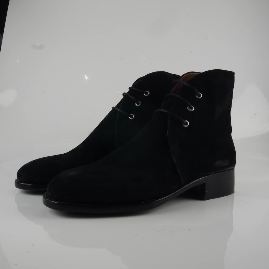 “黑色麂皮手工三孔查卡靴”=""