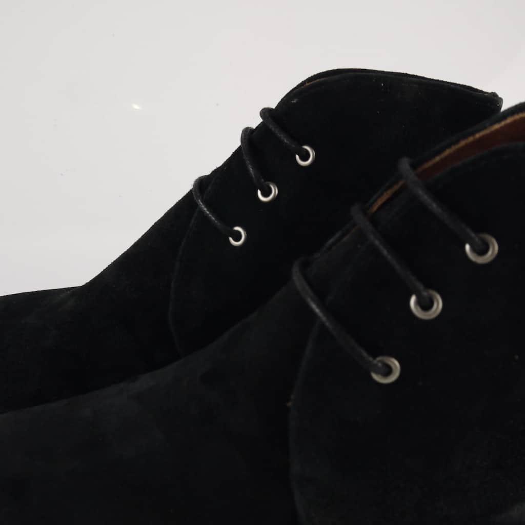 “黑色麂皮手工三孔查卡靴”=""