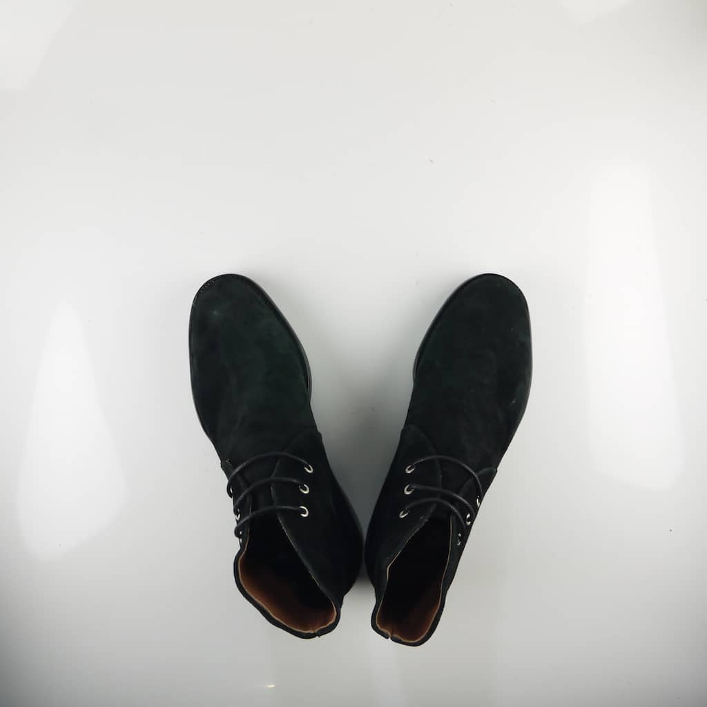 “黑色麂皮手工三孔查卡靴”=""