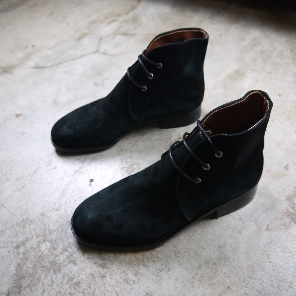 “黑色麂皮手工三孔查卡靴”=""