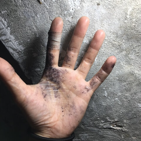 shoemaker YWC的手偏小,誠如漫畫所說,手要小才能快速執行手縫馬凱製法的工作。