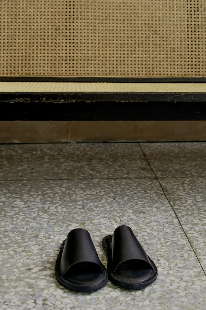 YWC 室內舒適牛皮拖鞋 全包款 黑色