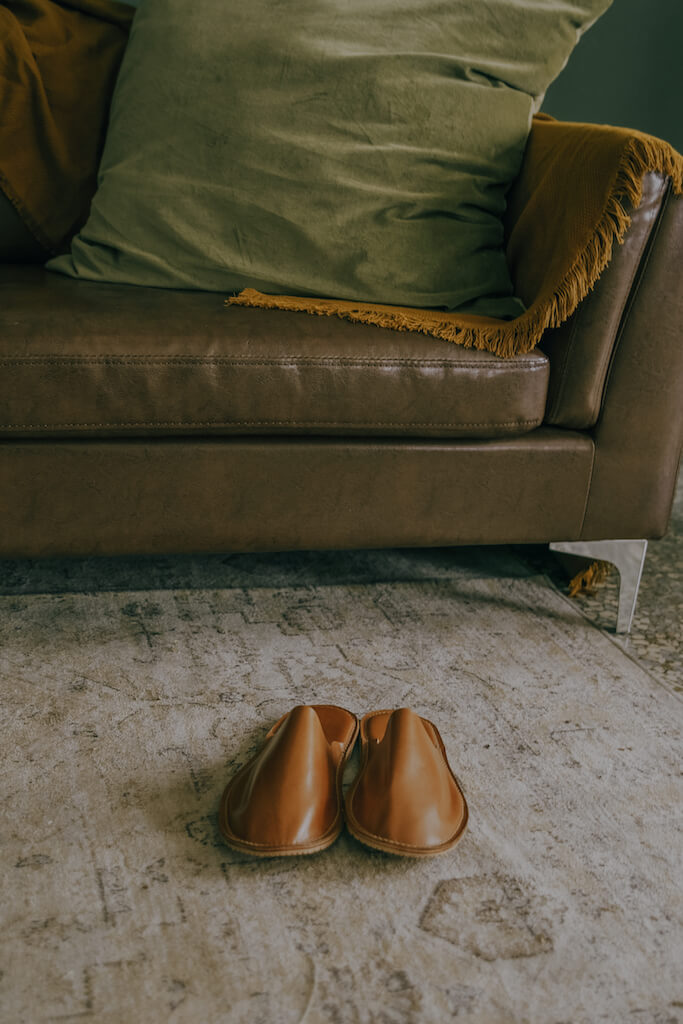 YWC 牛皮室內拖鞋 全包款 焦糖色