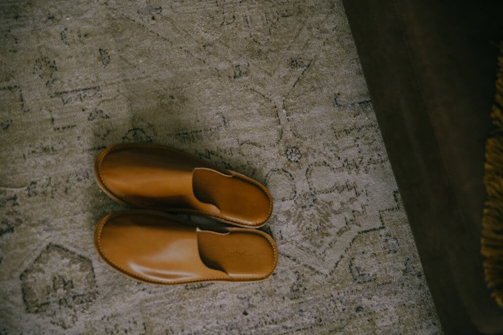 YWC 牛皮室內拖鞋 全包款 焦糖色