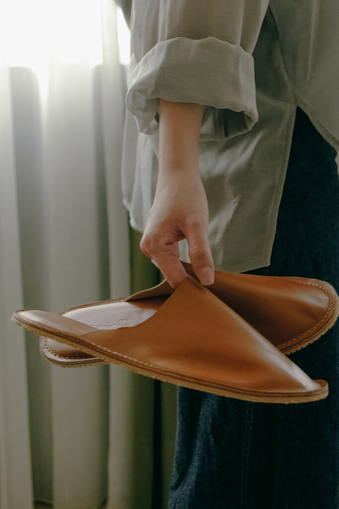 YWC 牛皮室內拖鞋 全包款 焦糖色