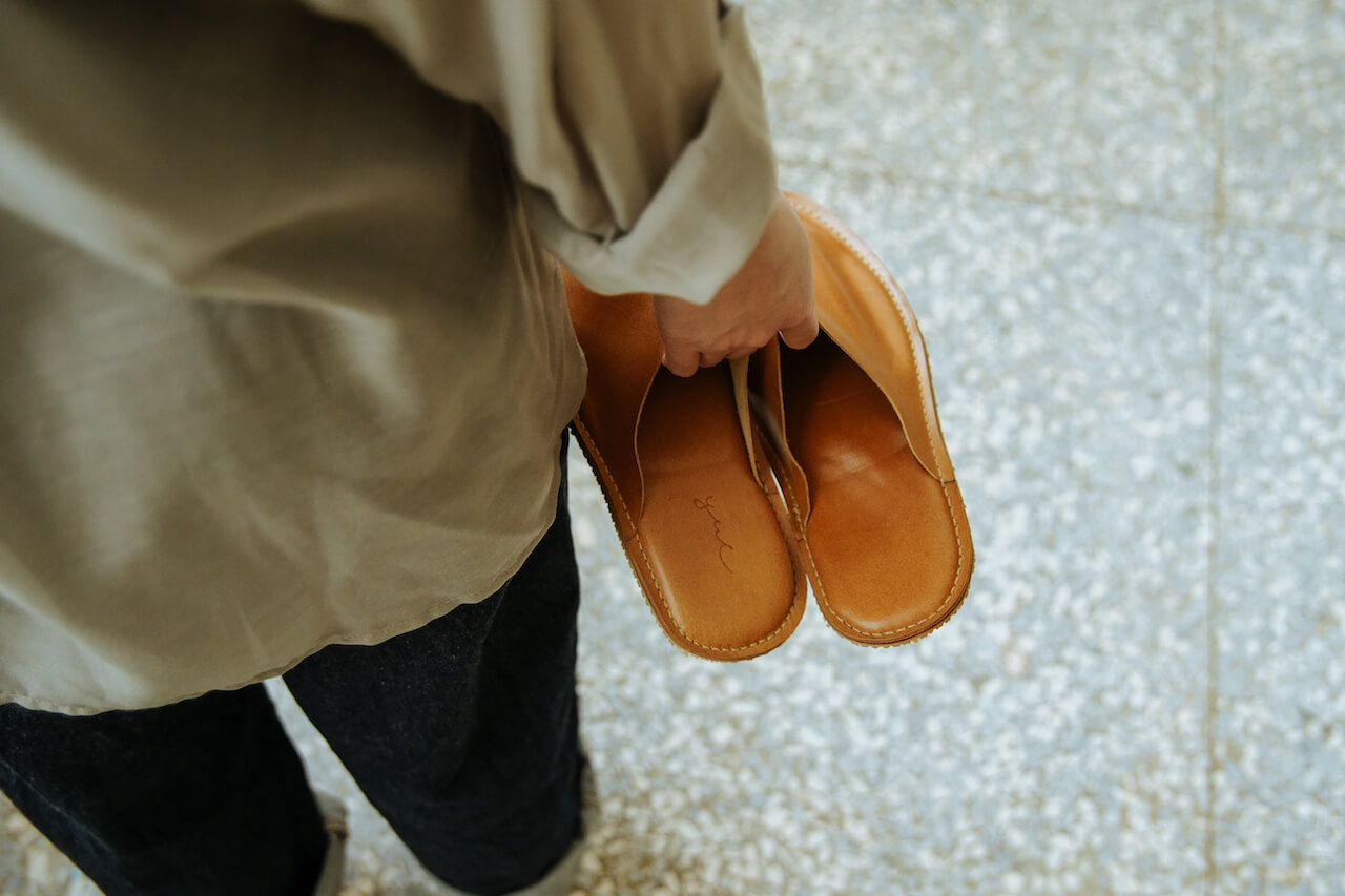 YWC 牛皮室內拖鞋 全包款 焦糖色