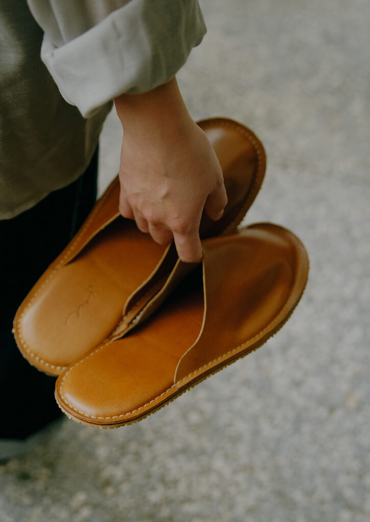 YWC 牛皮室內拖鞋 全包款 焦糖色