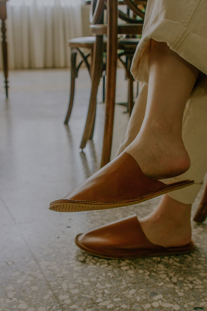 YWC 牛皮室內拖鞋 全包款 焦糖色