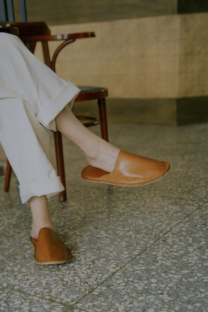 YWC 牛皮室內拖鞋 全包款 焦糖色