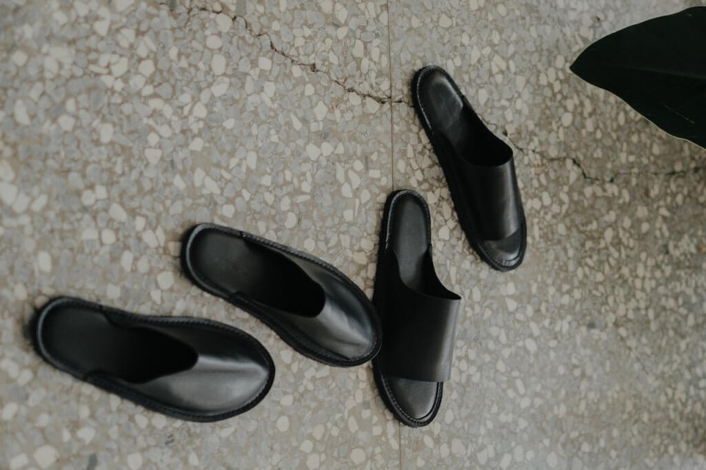 YWC 室內舒適牛皮拖鞋 全包款 黑色