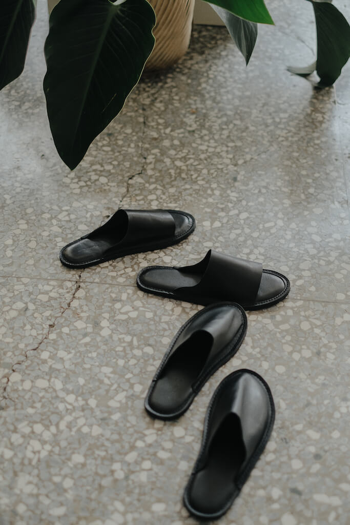 YWC 室內舒適牛皮拖鞋 全包款 黑色