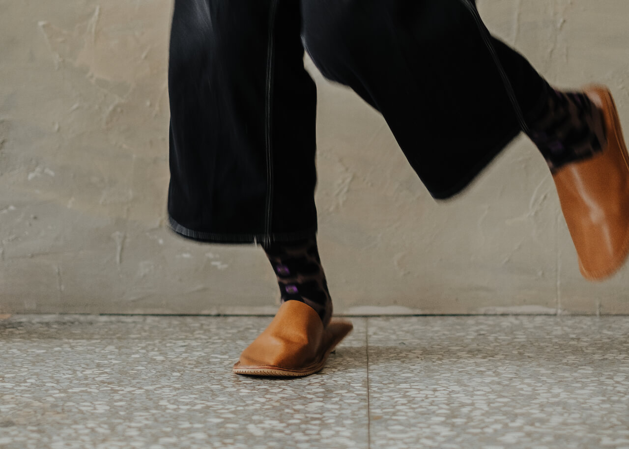 YWC 牛皮室內拖鞋 全包款 焦糖色