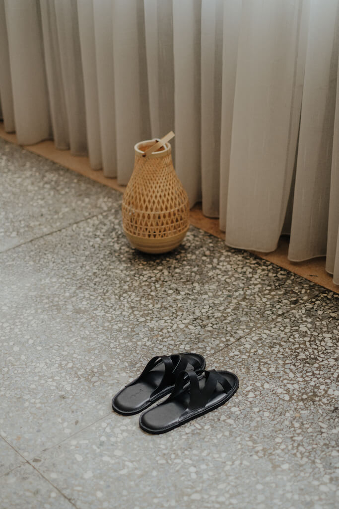 YWC 牛皮室內拖鞋 交叉款