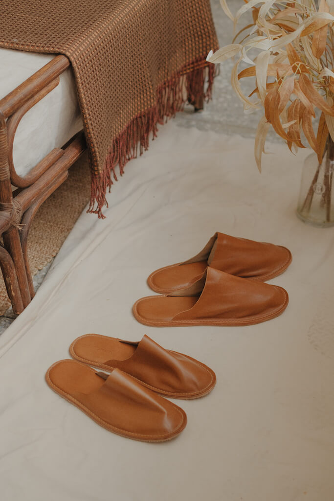 YWC 牛皮室內拖鞋 全包款 焦糖色