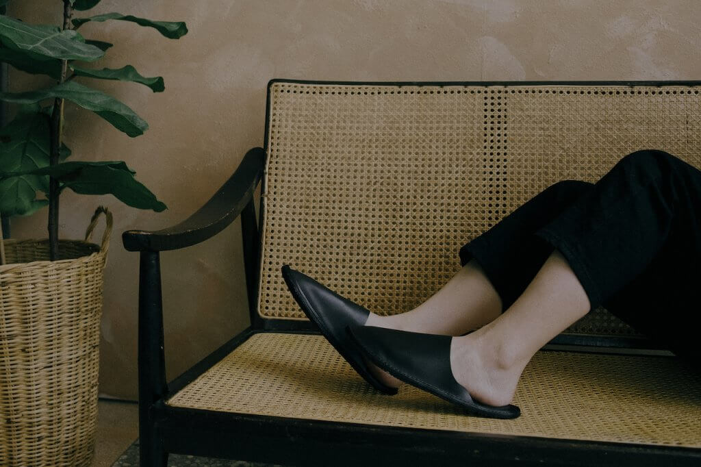 YWC 室內舒適牛皮拖鞋 全包款 黑色