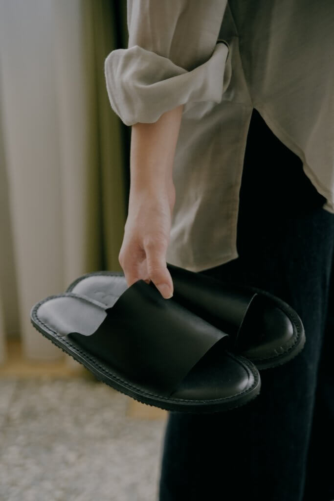 YWC 牛皮室內拖鞋 開口款