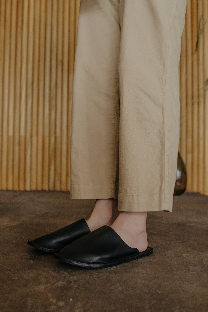 YWC 室內舒適牛皮拖鞋 全包款 黑色