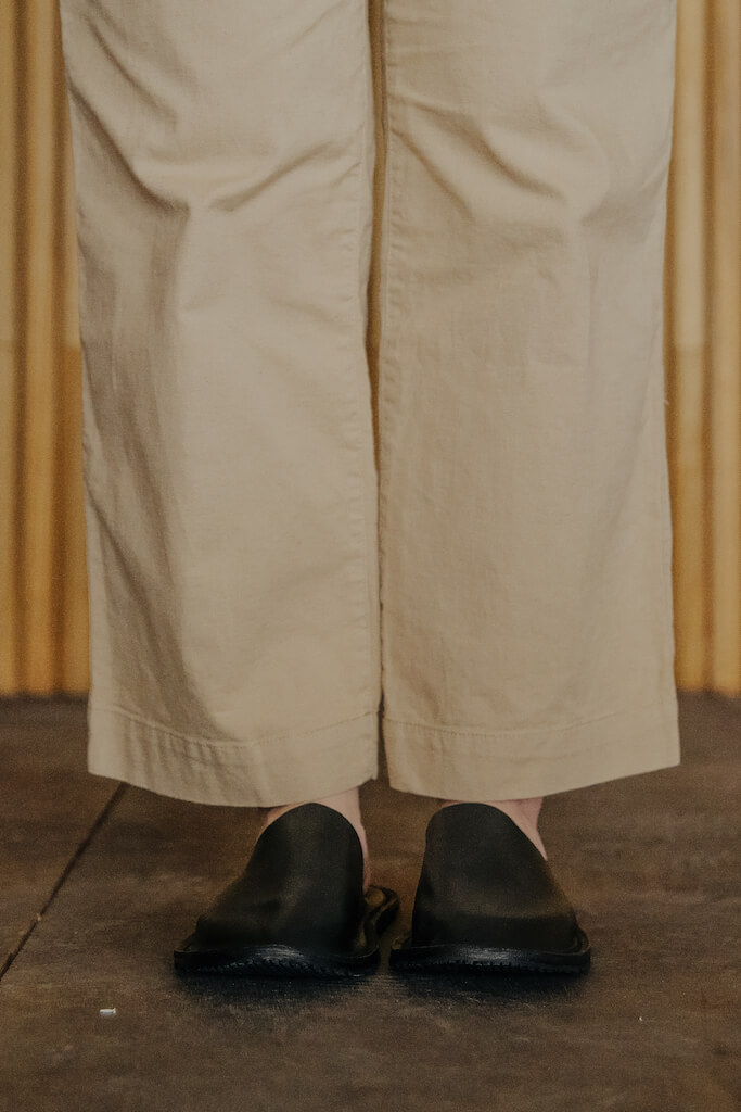 YWC 室內舒適牛皮拖鞋 全包款 黑色