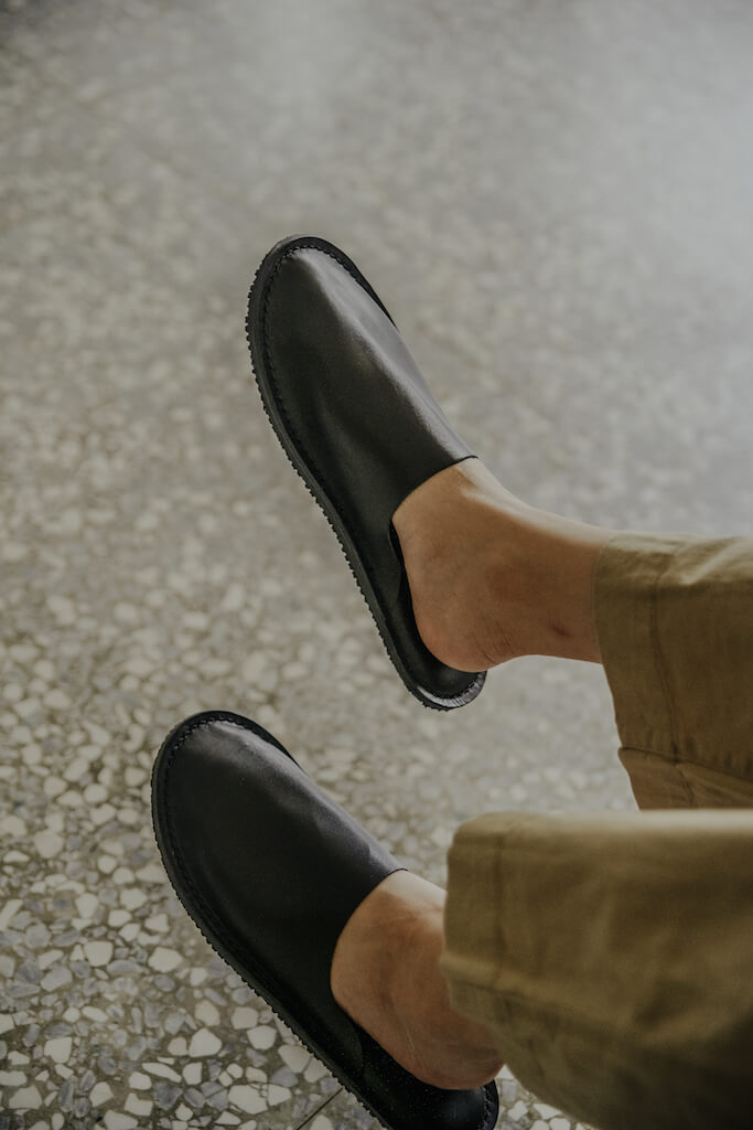 YWC 室內舒適牛皮拖鞋 全包款 黑色