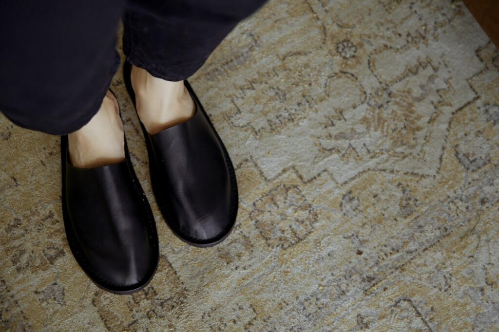 YWC 室內舒適牛皮拖鞋 全包款 黑色