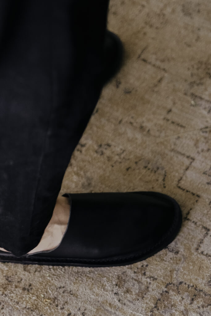 YWC 室內舒適牛皮拖鞋 全包款 黑色