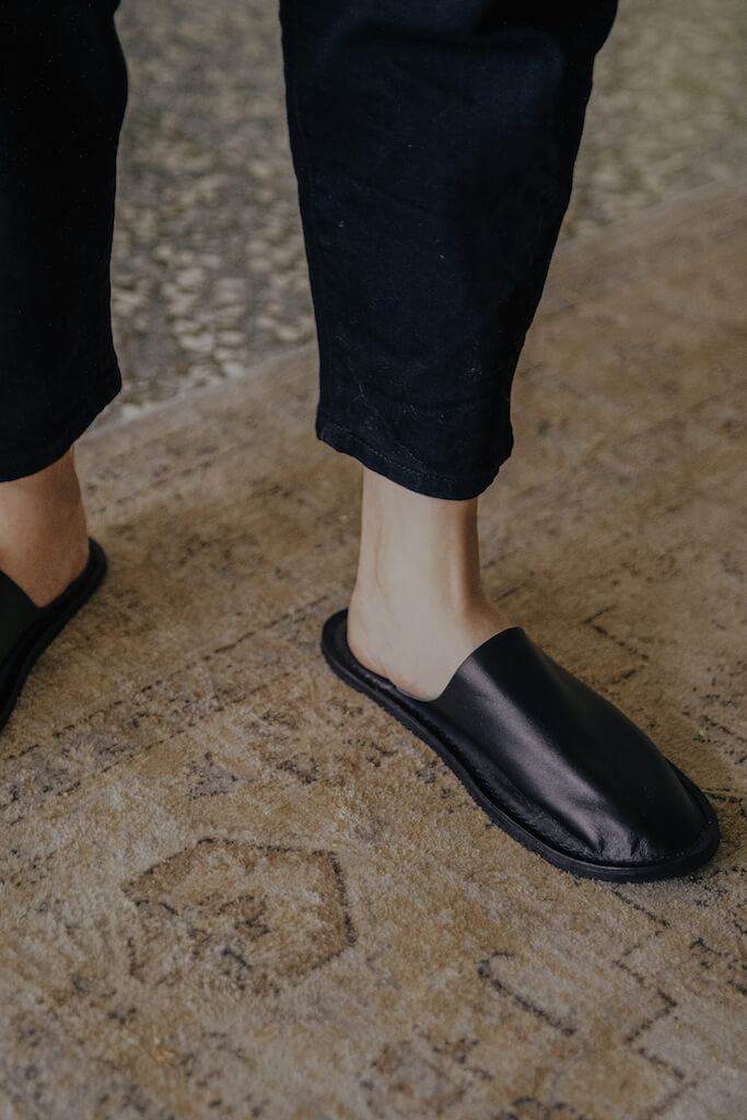 YWC 室內舒適牛皮拖鞋 全包款 黑色