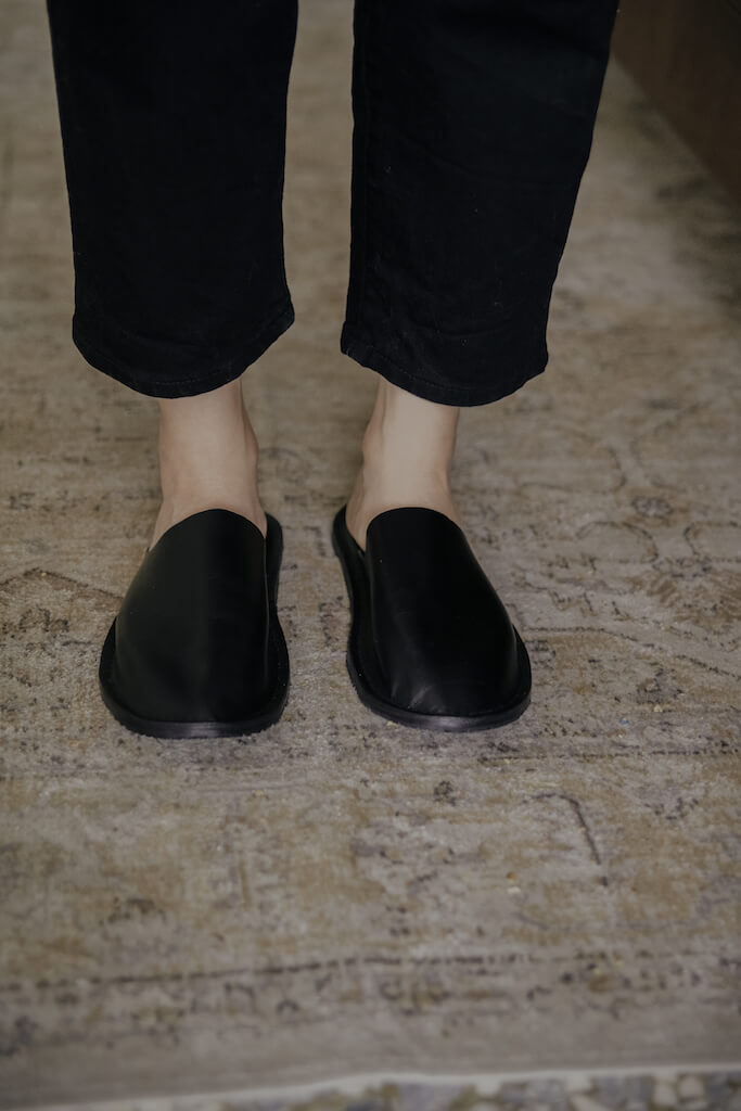 YWC 室內舒適牛皮拖鞋 全包款 黑色