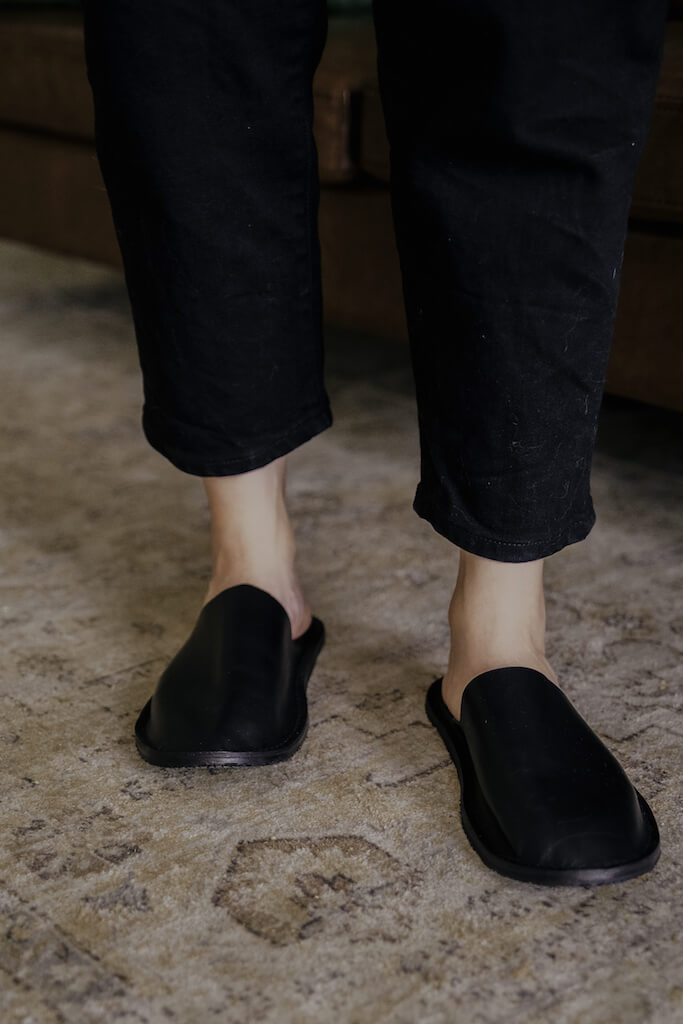 YWC 室內舒適牛皮拖鞋 全包款 黑色