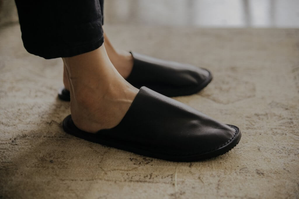 YWC 室內舒適牛皮拖鞋 全包款 黑色