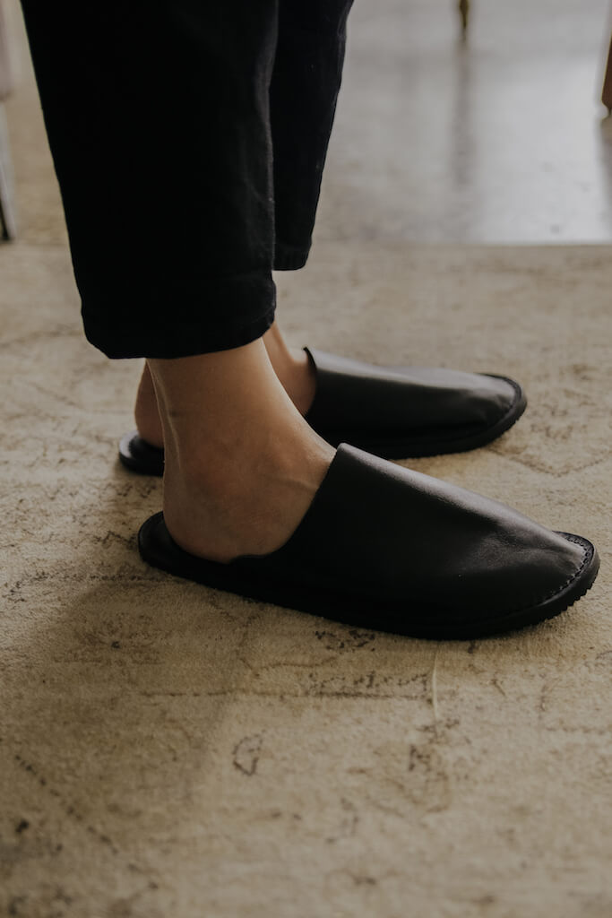 YWC 室內舒適牛皮拖鞋 全包款 黑色