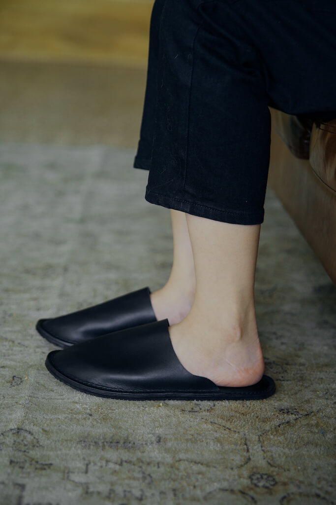 YWC 室內舒適牛皮拖鞋 全包款 黑色