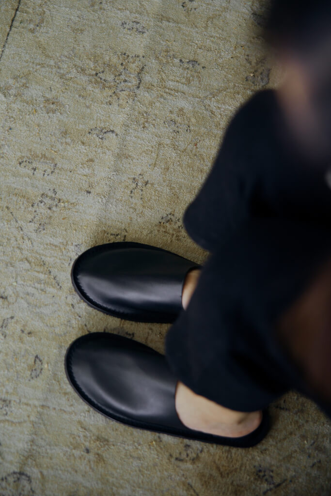 YWC 室內舒適牛皮拖鞋 全包款 黑色