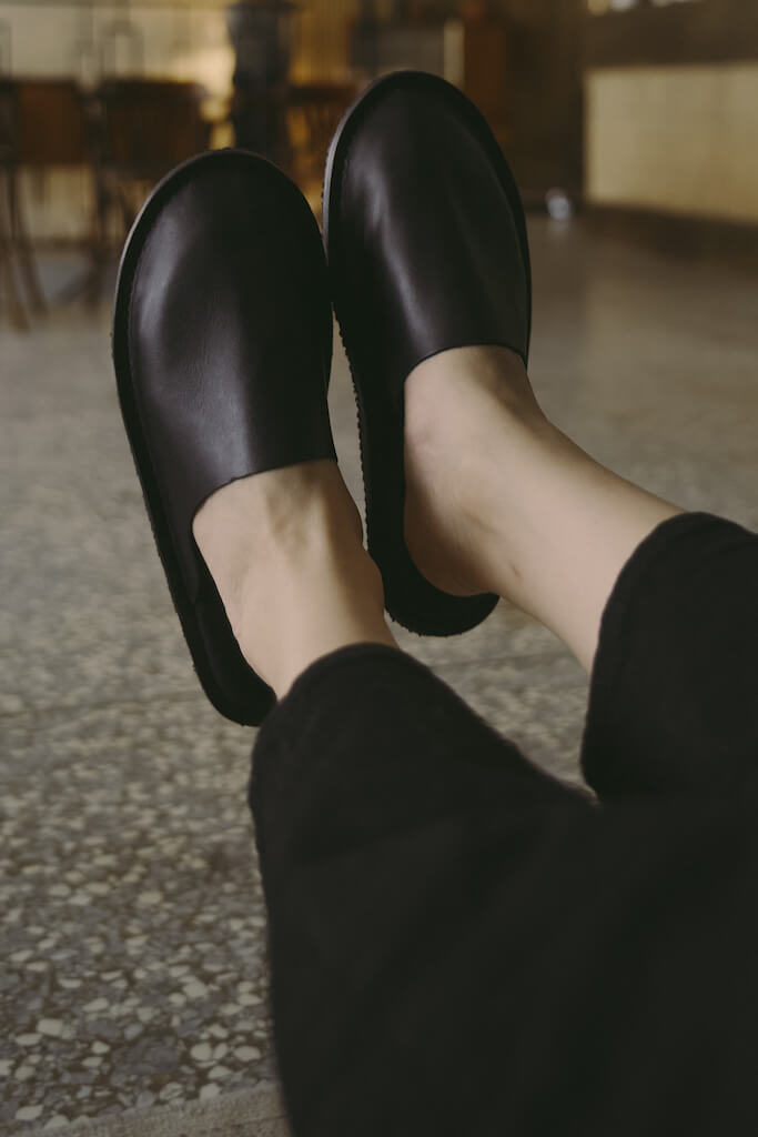 YWC 室內舒適牛皮拖鞋 全包款 黑色