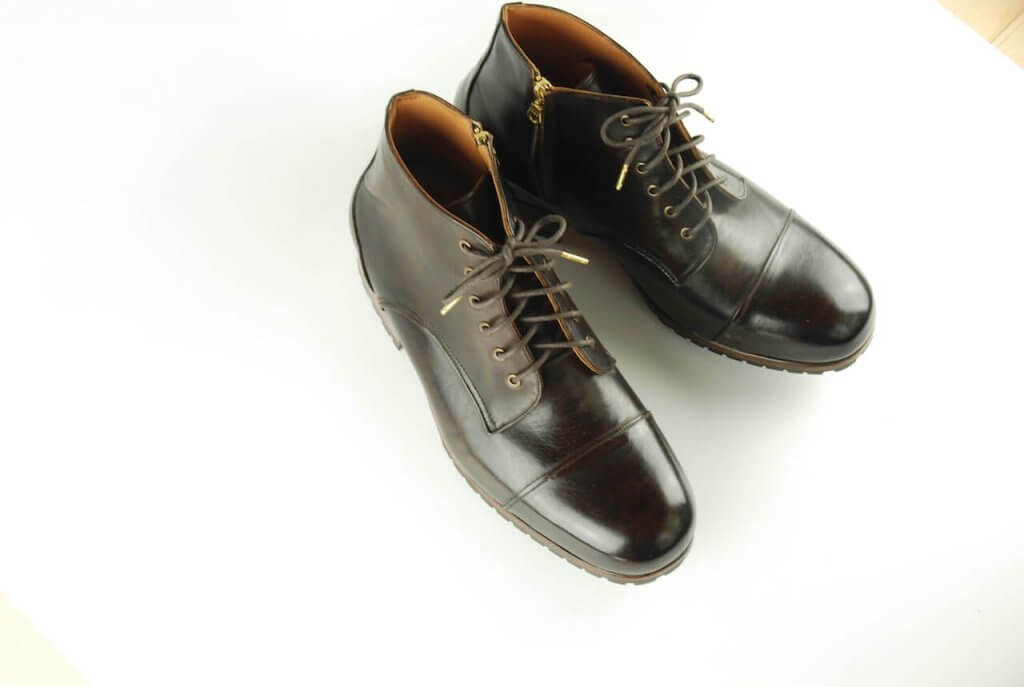 “ywc手染咖色拉鍊6孔靴”